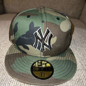 NY Yankees camo snap back